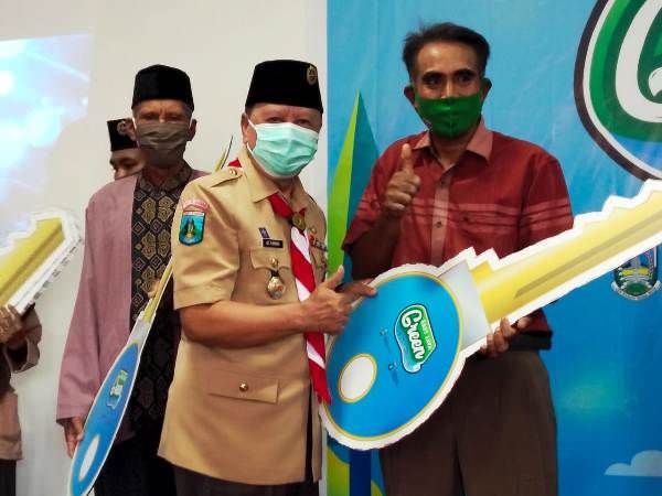 warga-puji-hasil-pemugaran-rumahnya