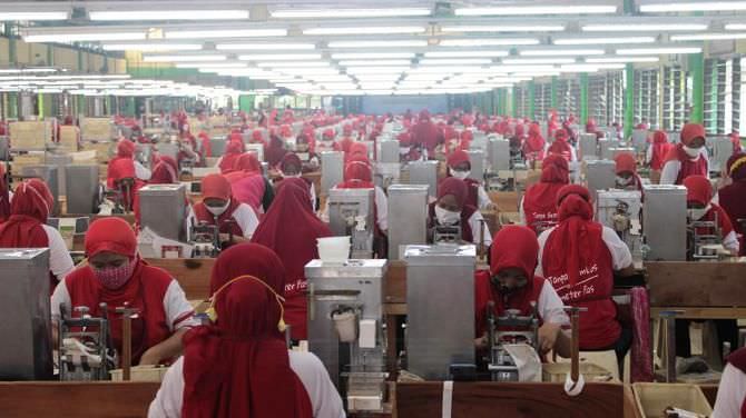 UMK: Suasana para buruh pelinting rokok di salah satu produsen rokok Mojokerto. (dok Jawa Pos Radar Mojokerto)
