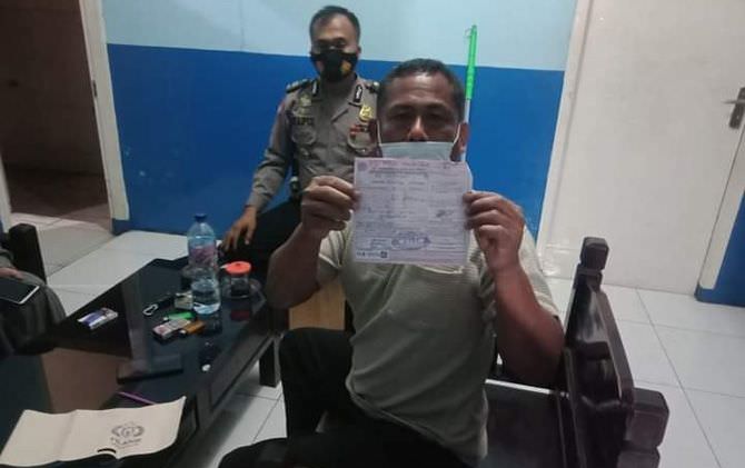 mobil-innova-halangi-laju-ambulans-membawa-pasien