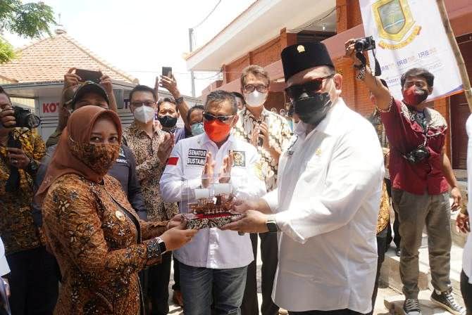 pasar-benpas-resmi-dibuka-la-nyalla-dan-ning-ita