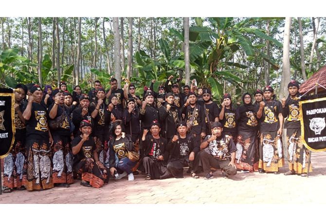 seniman-reog-donor-bareng-komunitas