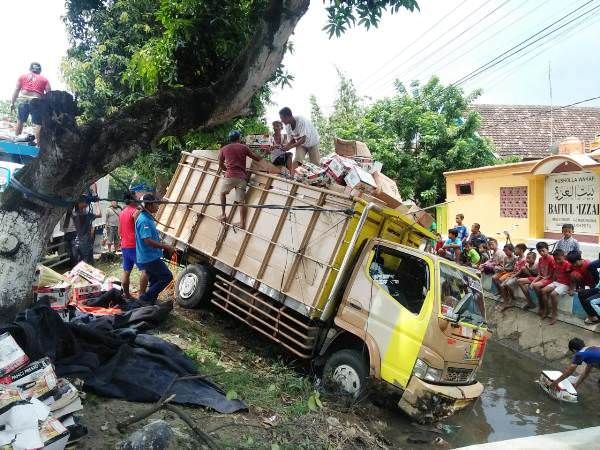 hindari-tabrakan-masuk-parit-muatan-hanyut