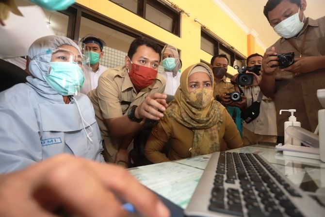 ALOKASI: Wali Kota Ika Puspitasari ketika melakukan sidak pegawai beberapa waktu lalu. (dok JawaPos.com)