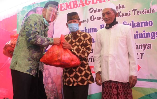 kenang-orang-tua-bos-pt-pria-bagikan-3000-paket-sembako