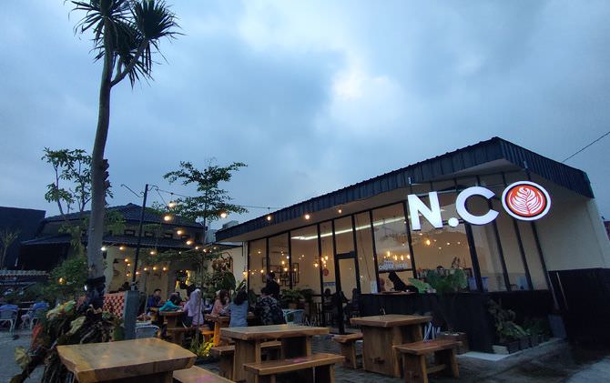 konsep-industrial-dan-artistik-bikin-ngopi-makin-asyik
