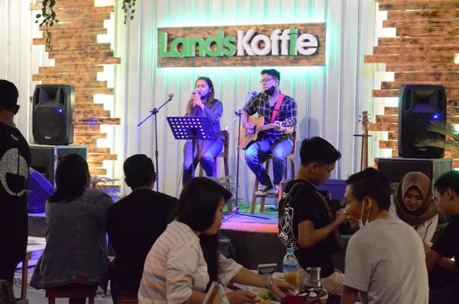 lands-koffie-kafe-asyik-dengan-live-music