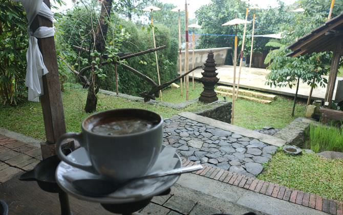 sajikan-kopi-nusantara-di-tengah-nuansa-pedesaan