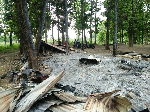 warkop-dan-bengkel-di-hutan-kemlagi-jadi-arang