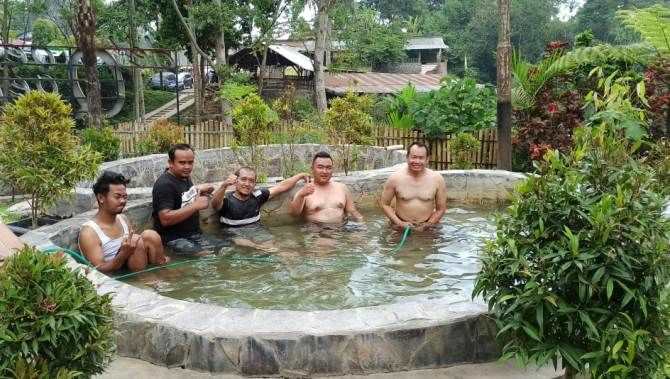 de-qoem-qoem-ngopi-sambil-berendam-air-panas