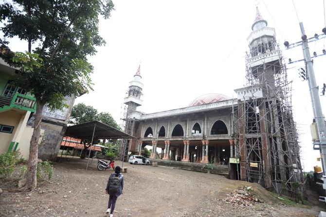 menara-masjid-agung-miring