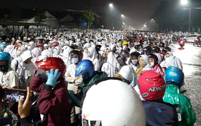 ribuan-buruh-pt-sai-berkerumun-terdampak-aksi-blokade-perusahaan