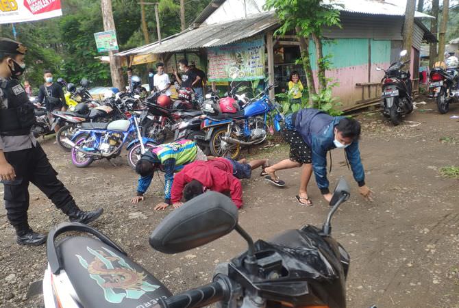 tim-covid-hunter-obrak-pengunjung-warkop-trawas