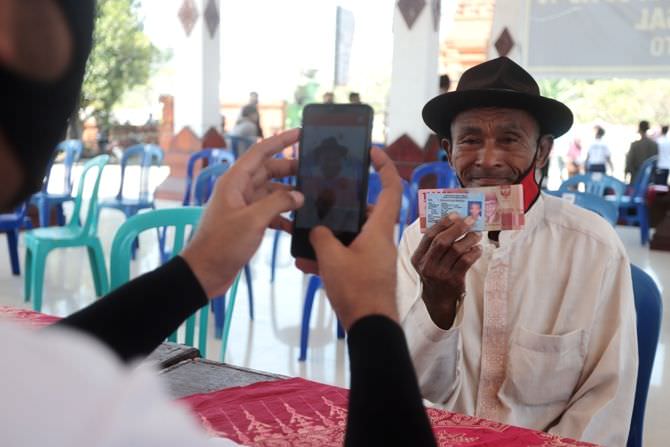 TUNAI: Seorang warga mendapatkan bantuan langsung tunai beberapa waktu lalu.