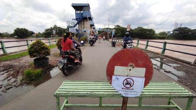 sungai-brantas-zona-kuning-jembatan-rolak-songo-ditutup