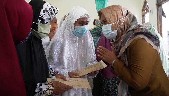 ning-ita-salurkan-bantuan-hibah-tempat-ibadah