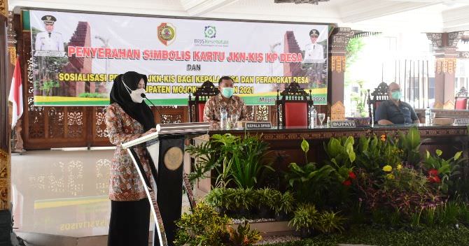 bupati-serahkan-jkn-kis-untuk-perangkat-desa