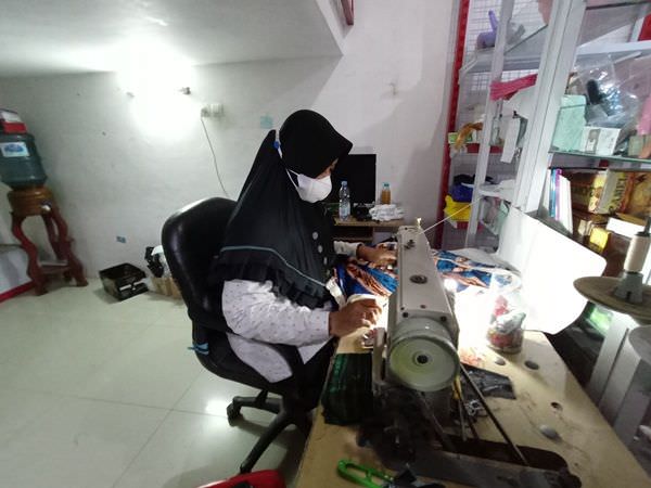 air-zamzam-tak-laku-kini-jahit-masker-mukenah-dan-daster