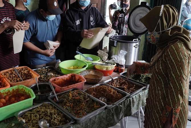 wali-kota-mojokerto-borong-makanan-di-warteg
