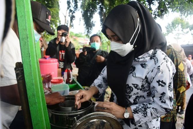 borong-pentol-bupati-gaet-pkl-terapkan-prokes