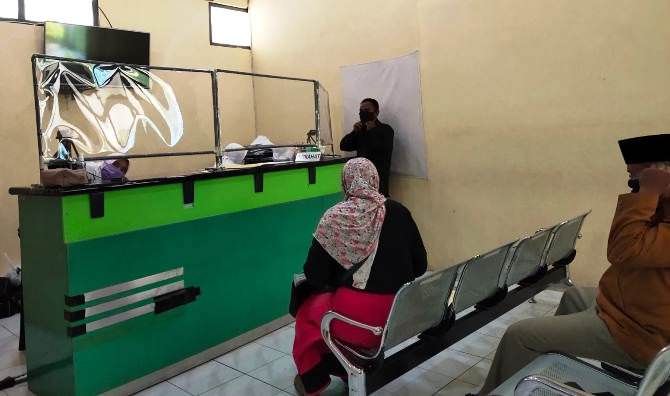 LAYANAN: Seorang pengguna layanan haji dan umrah di Kemenag Kabupaten Mojokerto, beberapa waktu lalu.
