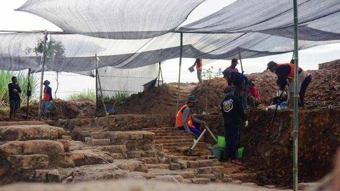 ESKAVASI: Sejumlah personel dari tim ekskavasi Situs Kumitir di Jatirejo, Kabupaten Mojokerto beberapa waktu lalu. (dok Jawa Pos Radar Mojokerto)