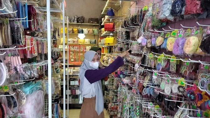 komplotan-emak-emak-ngutil-skincare