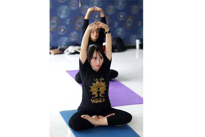 senam-yoga-cocok-untuk-pemanasan-sebelum-workout