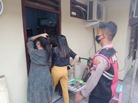 asyik-di-kamar-kos-lc-digedor-polisi