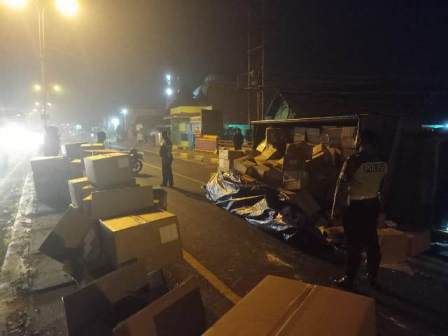 truk-muatan-tepung-susu-terguling-di-jembatan-brangkal