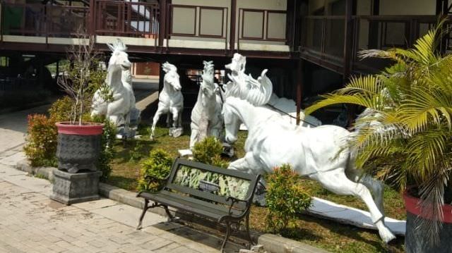 patung-kuda-diboyong-ke-rest-area