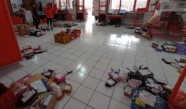 curigai-isi-paket-boleh-dibuka