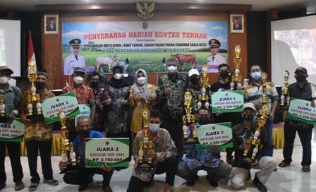 penyerahan-hadiah-kontes-ternak-dinas-pertanian-kabupaten-mojokerto