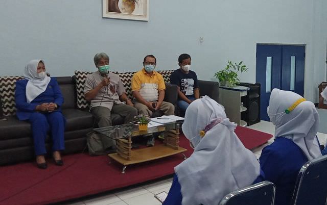 peserta-bebas-kreasikan-bahan-kolase