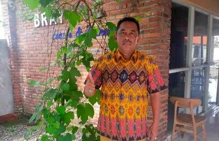 bangun-pusat-kafe-diapit-empat-gunung