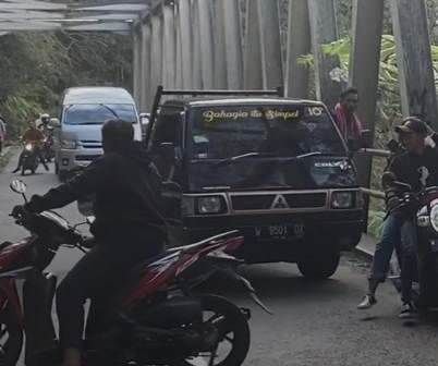 kendaraan-dilarang-berhenti-di-jembatan-cangar