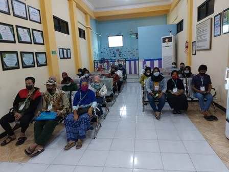 GUGAT: Sejumlah pengunjung Pengadilan Agama Mojokerto, beberapa waktu lalu. (dok Jawa Pos Radar Mojokerto)