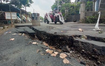 tergerus-sungai-separo-jalan-ambles