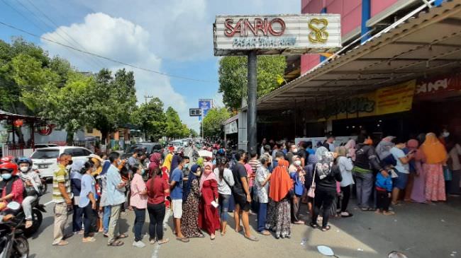 minyak-goreng-datang-warga-serbu-swalayan