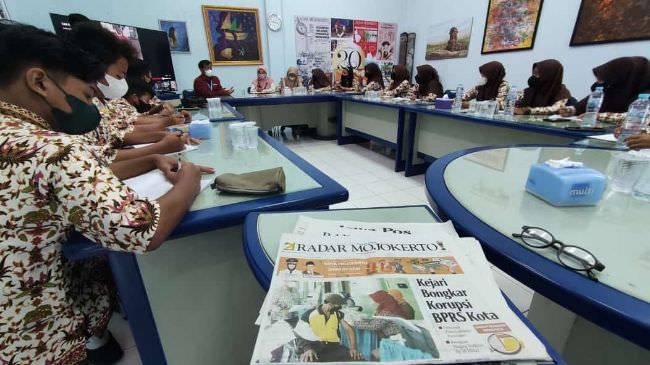 puluhan-siswa-smpn-1-kota-mojokerto-outing-class-ke-radar-mojokerto