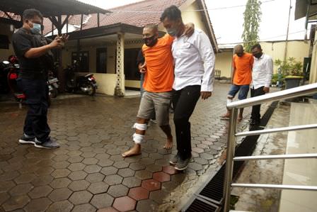 simpan-pedang-dan-pistol-mainan-di-tas-pancing