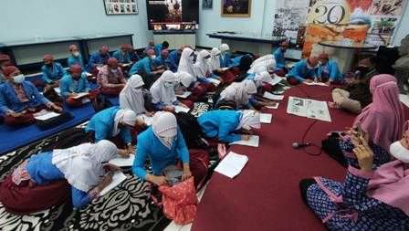 siswa-antusias-baca-koran-dan-konten-digital