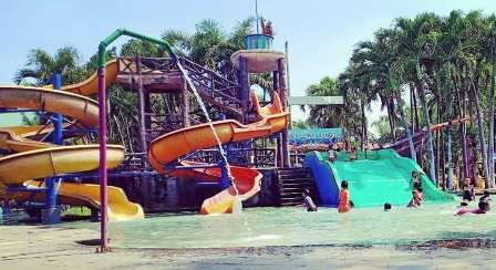 tersedia-tiga-kolam-renang-dan-air-terjun