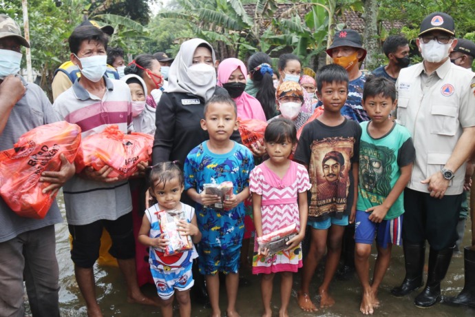 Bupati Ikfina memberikan puluhan paket sembako kepada warga yang terdampak banjir sebagai bentuk kepedulian. Masing-masing Desa Betro sebanyak 16 orang dan Desa Watesprojo 23 orang.