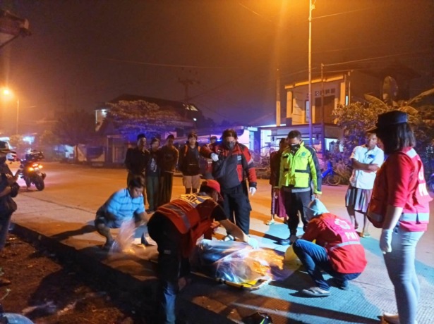Kecelakaan tunggal terjadi Jalan Raya Desa Jambuwok, Kecamatan Trowulan, Kabupaten Mojokerto, Senin (28/3) dini hari pukul sekitar pukul 01.45.