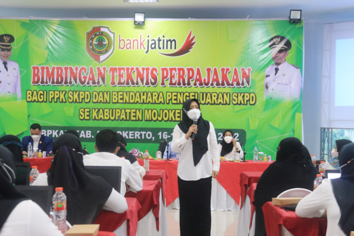 Bupati Mojokerto Ikfina Fahmawati saat membuka Bimbingan Teknis (Bimtek) Pemungutan dan Pelaporan Perpajakan di aula Bank Jatim, Rabu (16/3) pagi.