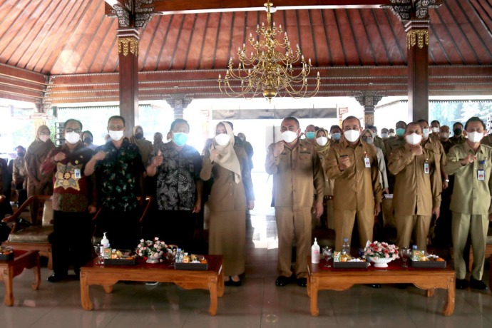 Bupati Ikfina Fahmawati mengatakan, kegiatan sosialisasi INOTEK dan IGA untuk memotivasi dan meningkatkan inovasi dalam pelayanan masyarakat