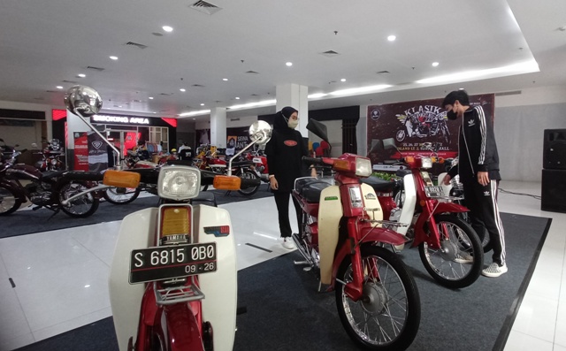 DAYA TARIK: Pengunjung mengamati tampilan motor klasik yang dipamerkan dalam event Klasik Space di Sunrise Mall, kemarin.