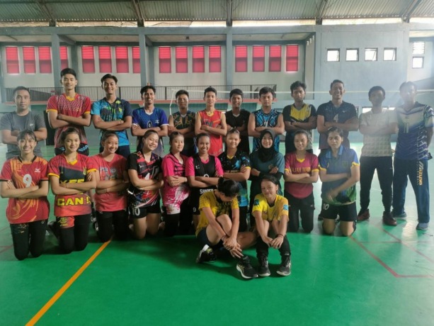 DIPERCEPAT: Pebola voli putra dan putri  saat latihan rutin di GOR Gajah Mada Mojosari beberapa waktu lalu. (Martda Vadetya/JPRM)