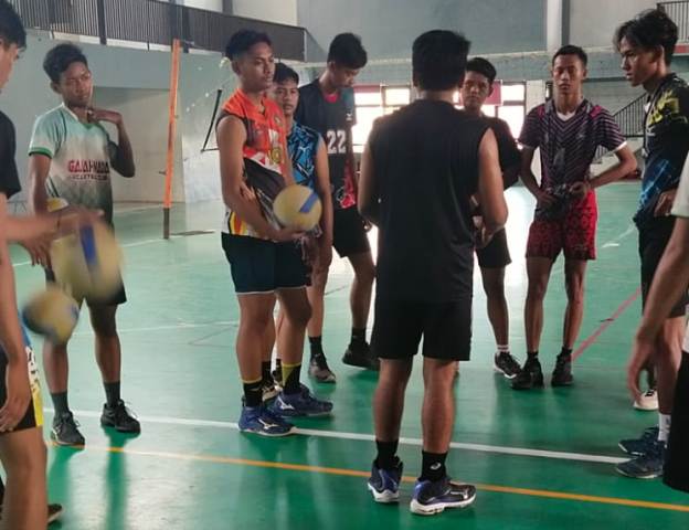 DIPERCEPAT: Pebola voli putra memperhatikan instruksi pelatih saat latihan rutin di GOR Gajah Mada Mojosari pekan kemarin.