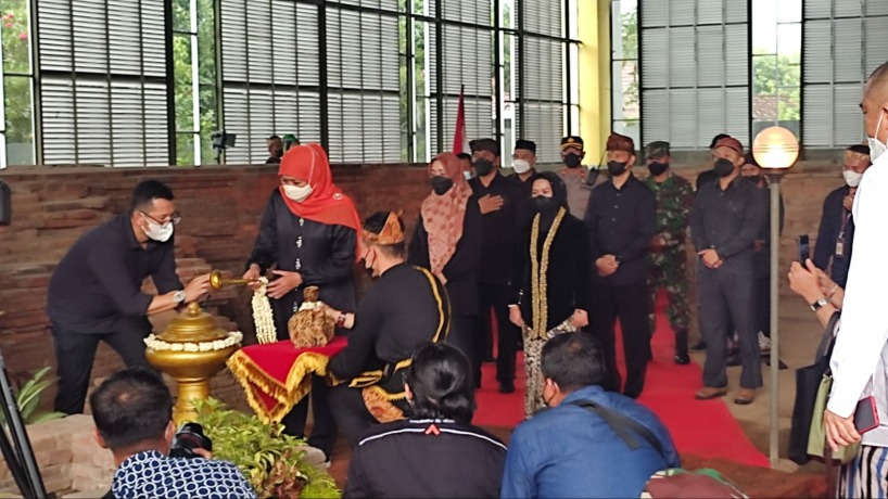 SAKRAL: Gubernur Jatim Khofifah Indar Parawansa didampingi Bupati Ikfina Fahmawati dan Wali Kota Mojokerto Ika Puspitasari saat prosesi pengambilan tanah dan air di Situs Kedaton-Sumur Upas, Desa Sentonorejo, Kecamatan Trowulan, kemarin.